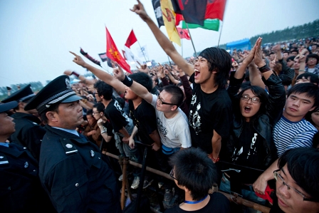 Begeisterte chinesische Fans vor einer Reihe an Security-Polizisten